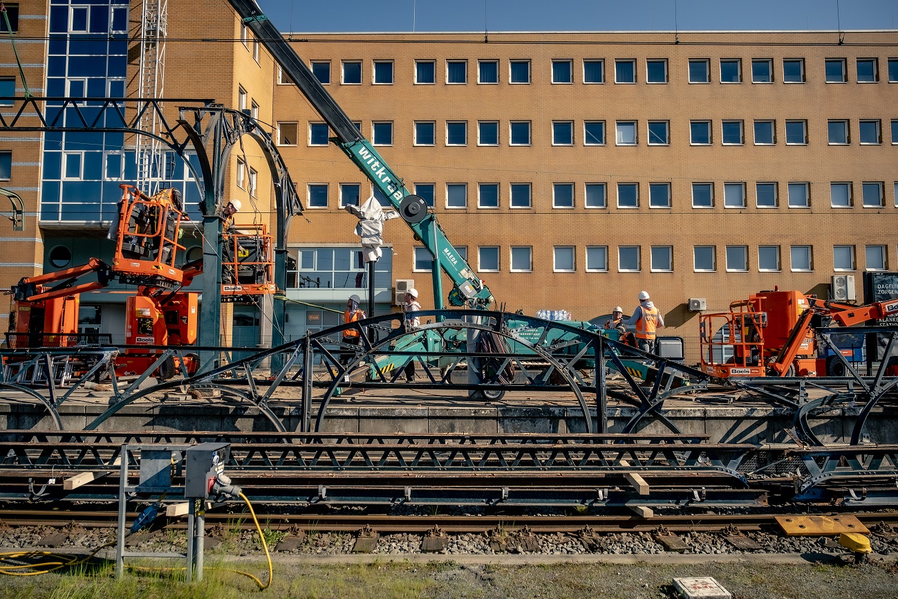 Dismantling platform roofs Groningen station