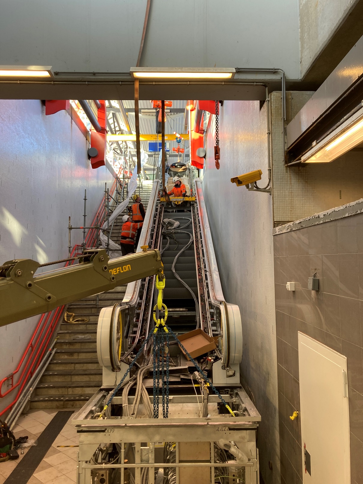 Renewing elevator and escalator installations